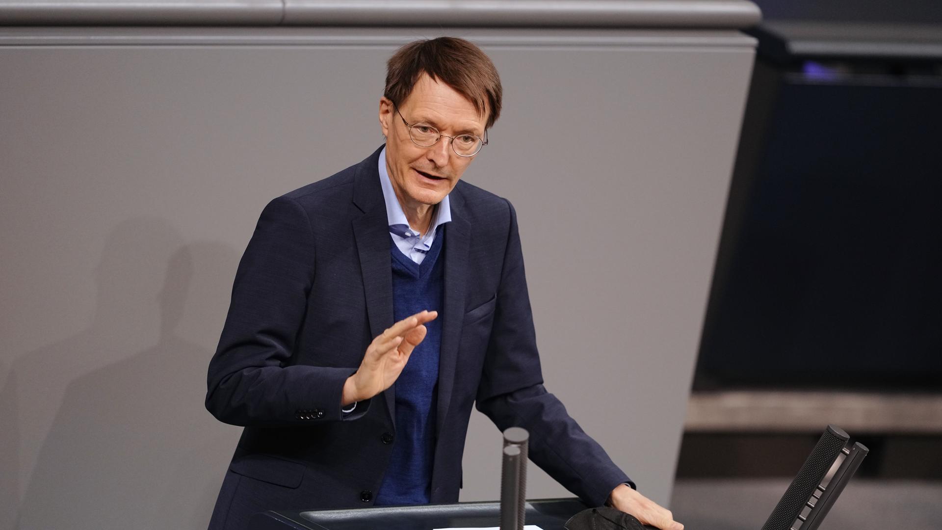 Bundes-Gesundheits-Minister Lauterbach ist vorsichtig, weil die Corona-Zahlen wieder steigen. Bundes-Gesundheits-Minister Lauterbach ist vorsichtig, weil die Corona-Zahlen wieder steigen.
