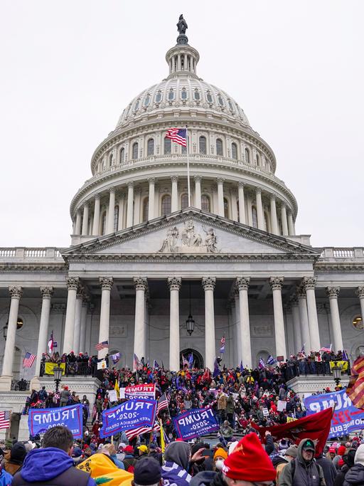Eine grosse Gruppe von Trump Anhänger halten "Stop The Steal" Protestschilder bei der Erstürmung des Kapitols in Washington am 6. Januar 2021, am Tag als Joe Biden als neuer Präsident gewählt wurde.