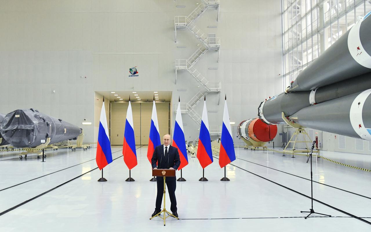 Der russische Präsident Wladimir Putin besucht den Weltraumbahnhof Wostotschny.