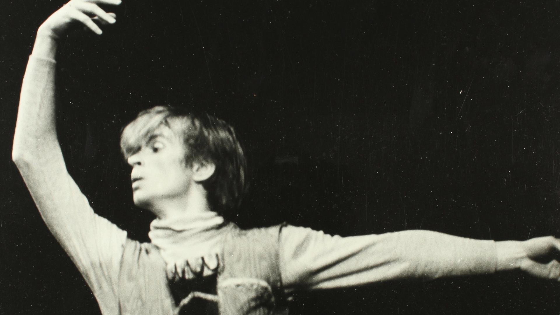 Rudolf Nurejew tanzend 1964 im Ballett "Schwanensee" in Wien. Rudolf Nurejew tanzend 1964 im Ballett "Schwanensee" in Wien.