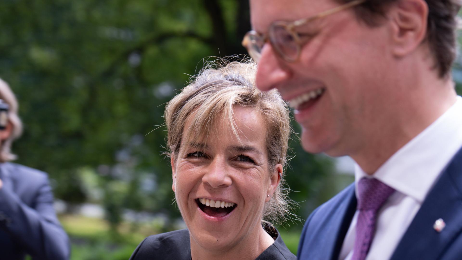Hendrik Wüst (CDU) gemeinsam mit Mona Neubauer (Grüne). Die beiden regieren zusammen in NRW Hendrik Wüst (CDU) gemeinsam mit Mona Neubauer (Grüne). Die beiden regieren zusammen in NRW