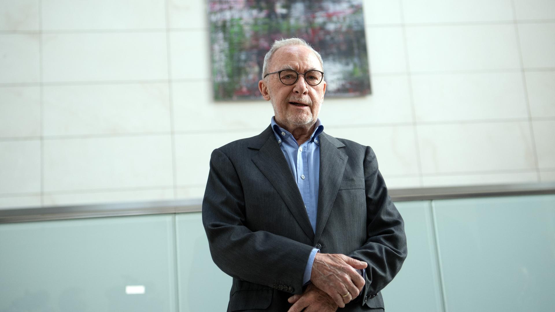 Der Maler und Bildhauer Gerhard Richter steht am 2017 im Reichstag in Berlin vor einem seiner Werke. Der vierteilige Zyklus "Birkenau" aus dem Jahr 2014 war in der Westeingangshalle des Gebäudes aufgehängt. Der Maler und Bildhauer Gerhard Richter steht am 2017 im Reichstag in Berlin vor einem seiner Werke. Der vierteilige Zyklus "Birkenau" aus dem Jahr 2014 war in der Westeingangshalle des Gebäudes aufgehängt.