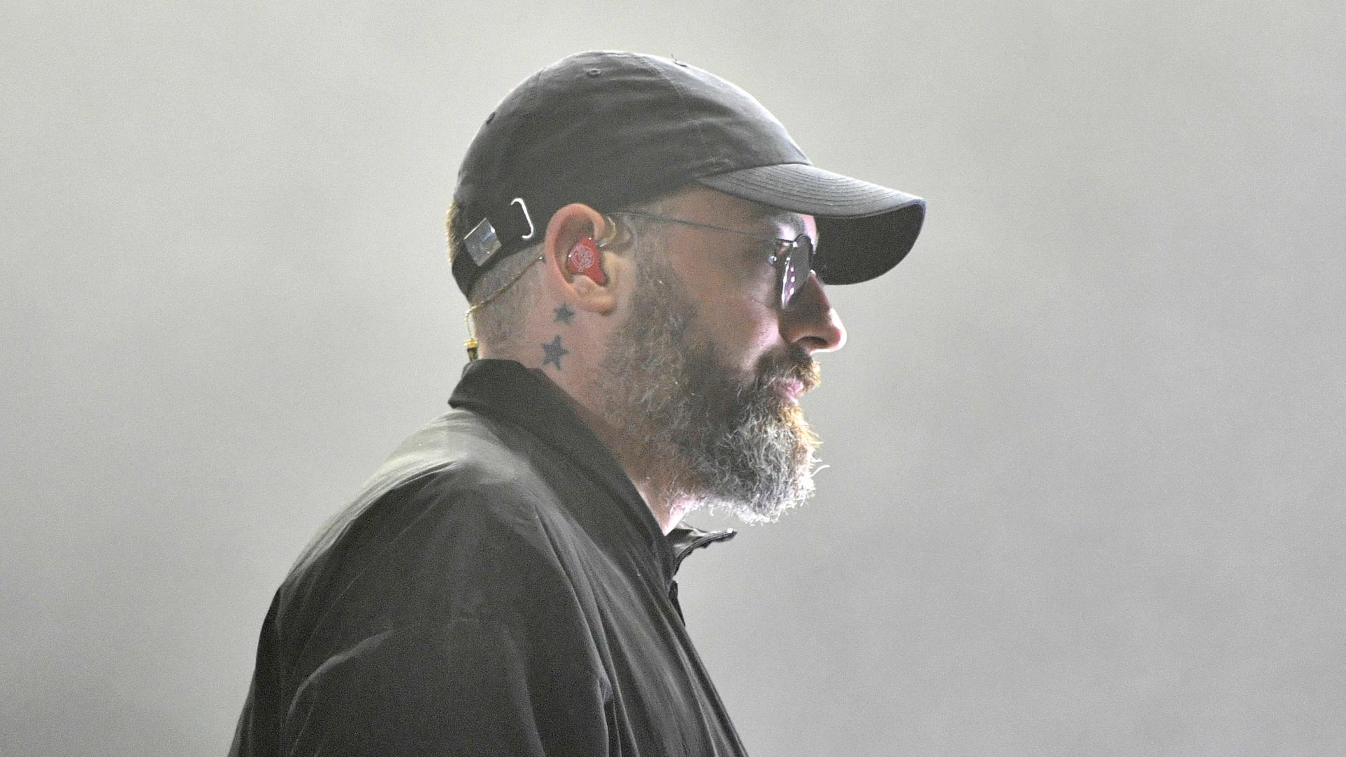 Musiker Sido ist im Profil zu sehen. Bei dem Konzert trägt er Basecap und eine dunkle Jacke. Musiker Sido ist im Profil zu sehen. Bei dem Konzert trägt er Basecap und eine dunkle Jacke.