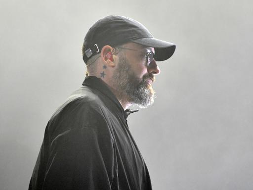 Musiker Sido ist im Profil zu sehen. Bei dem Konzert trägt er Basecap und eine dunkle Jacke.