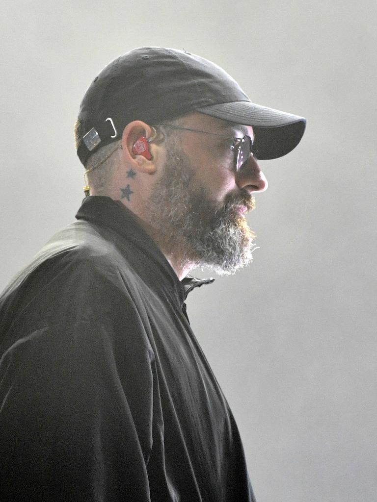 Musiker Sido ist im Profil zu sehen. Bei dem Konzert trägt er Basecap und eine dunkle Jacke.