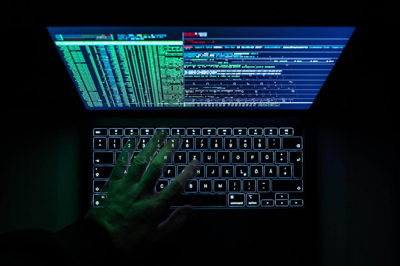 Eine Hackersoftware ist auf einem Laptop geöffnet. Eine Hackersoftware ist auf einem Laptop geöffnet.