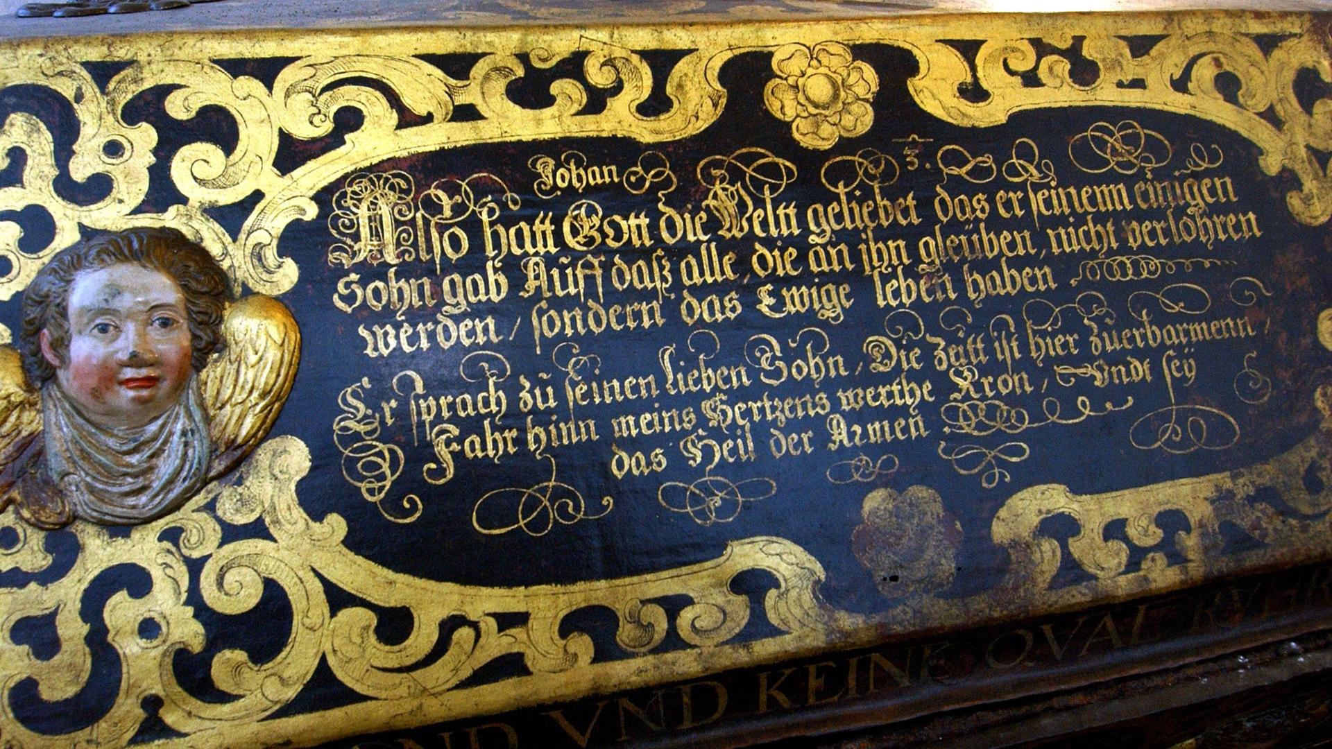 Das Foto zeigt ein Detail am Sarkophag des einstigen Landesfürsten Heinrich Posthumus aus dem Hause Reuß, der im Jahr 1995 aus einer Gruft in der Geraer Kirche St. Salvator in die St. Johanniskirche überführt worden war. Bei ihm handelt es sich nach Meinung von Experten um ein frühestes Zeugnis protestantischer Begräbniskultur. Heinrich Posthumus regierte 40 Jahre lang, von 1595 bis 1635, die Herrschaften Gera und Lobenstein sowie zwei Drittel der oberen Herrschaft Kranichfeld. Das Foto zeigt ein Detail am Sarkophag des einstigen Landesfürsten Heinrich Posthumus aus dem Hause Reuß, der im Jahr 1995 aus einer Gruft in der Geraer Kirche St. Salvator in die St. Johanniskirche überführt worden war. Bei ihm handelt es sich nach Meinung von Experten um ein frühestes Zeugnis protestantischer Begräbniskultur. Heinrich Posthumus regierte 40 Jahre lang, von 1595 bis 1635, die Herrschaften Gera und Lobenstein sowie zwei Drittel der oberen Herrschaft Kranichfeld.