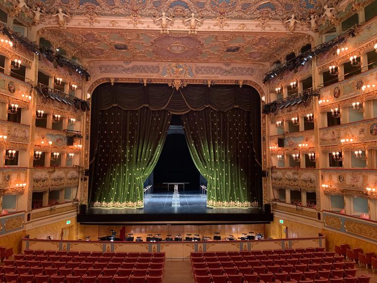 Der Bühnensaal der Oper von Venedig (La Fenice). 