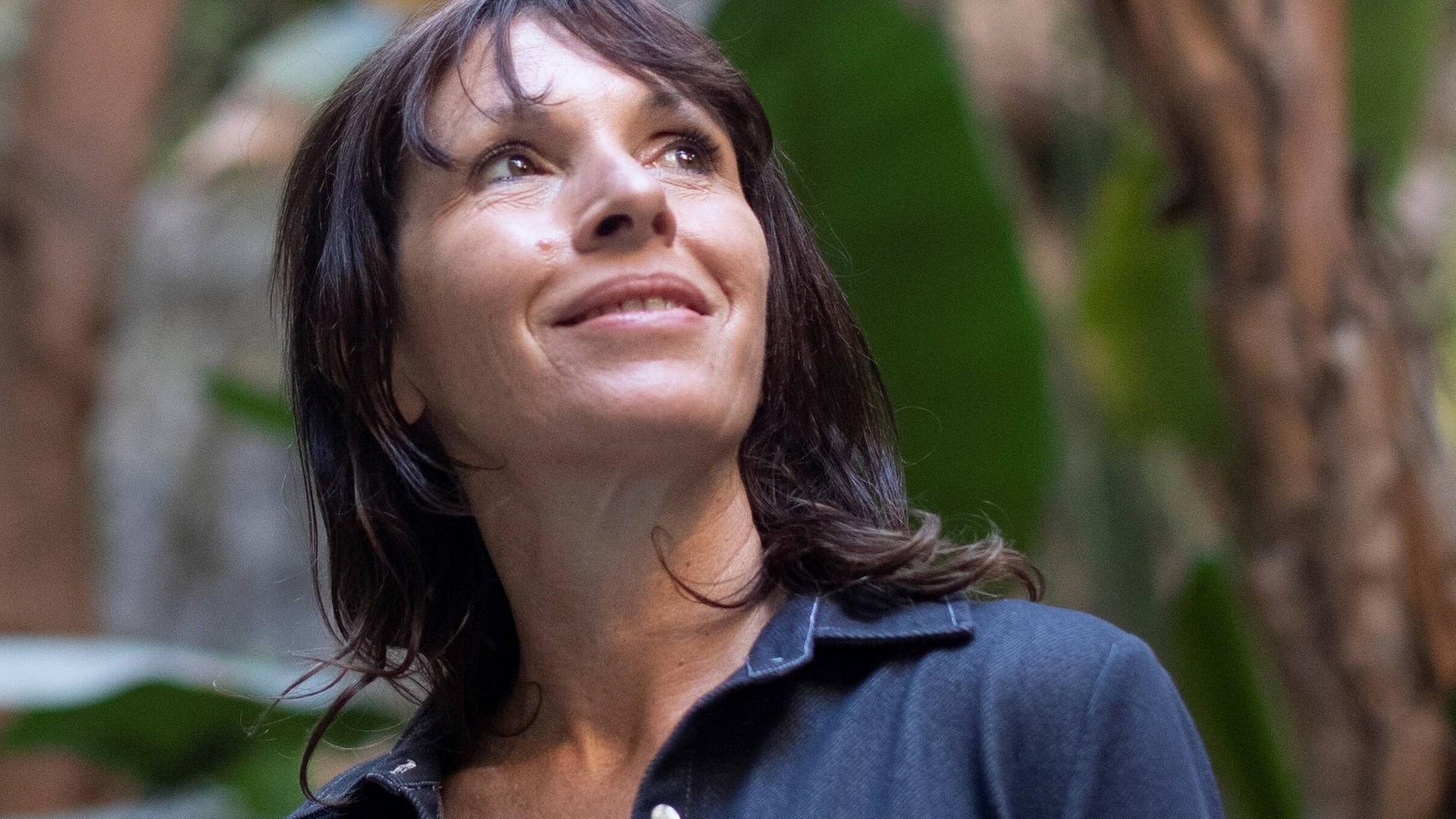 Rachel Cusk steht vor Palmen und blickt glücklich nach oben. Rachel Cusk steht vor Palmen und blickt glücklich nach oben.