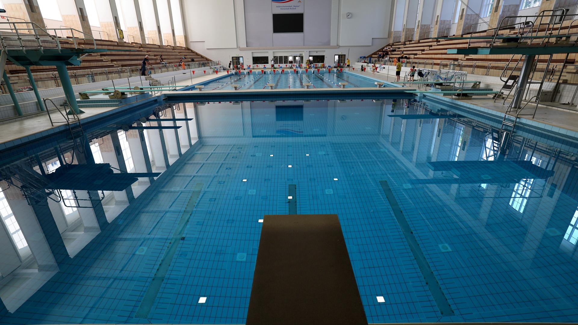 Blick in eine leere Schwimmhalle Blick in eine leere Schwimmhalle