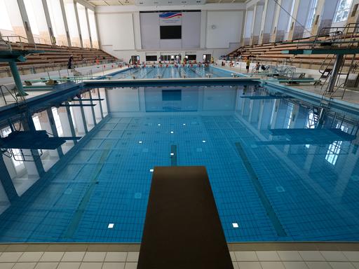 Blick in eine leere Schwimmhalle