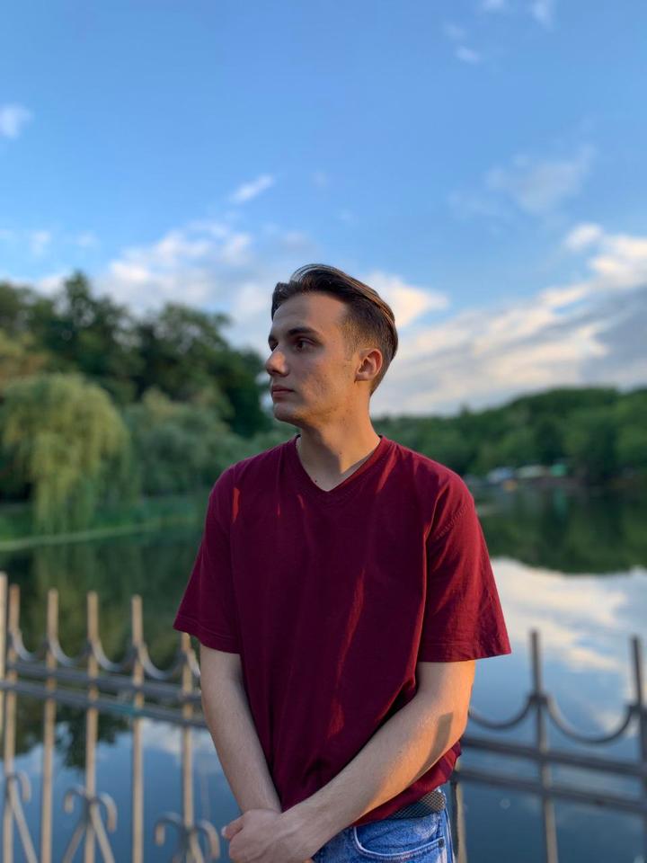 Ein junger Mann steht vor einem See. Ein junger Mann steht vor einem See.