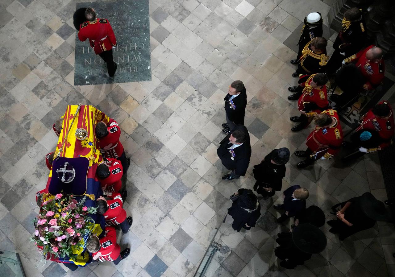 Großbritannien, London: Der Sarg von Königin Elizabeth II. mit der Imperial State Crown wird zur Trauerfeier vor der Beisetzung von Königin Elizabeth II. in die Westminster Abbey getragen.