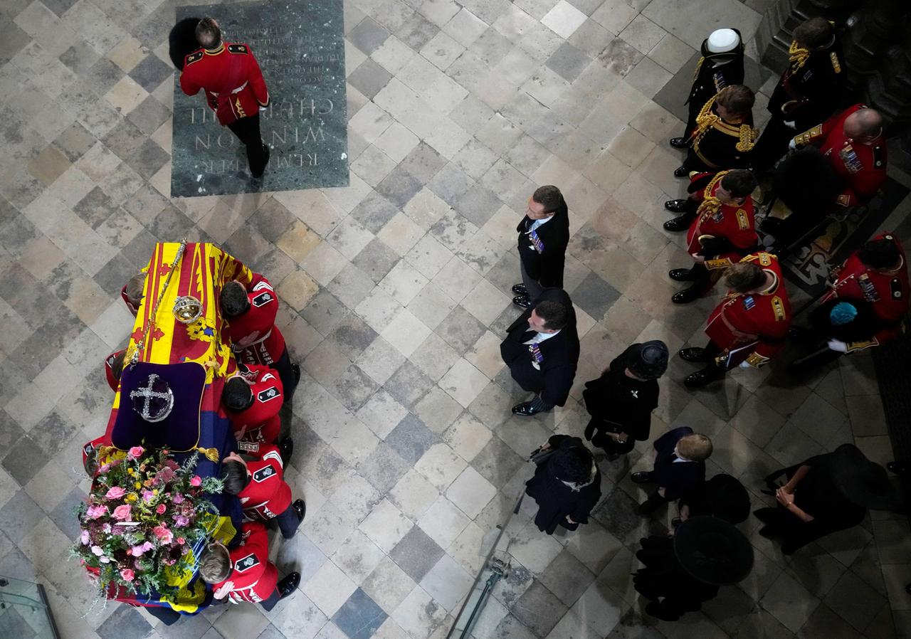 Großbritannien, London: Der Sarg von Königin Elizabeth II. mit der Imperial State Crown wird zur Trauerfeier vor der Beisetzung von Königin Elizabeth II. in die Westminster Abbey getragen. Großbritannien, London: Der Sarg von Königin Elizabeth II. mit der Imperial State Crown wird zur Trauerfeier vor der Beisetzung von Königin Elizabeth II. in die Westminster Abbey getragen.