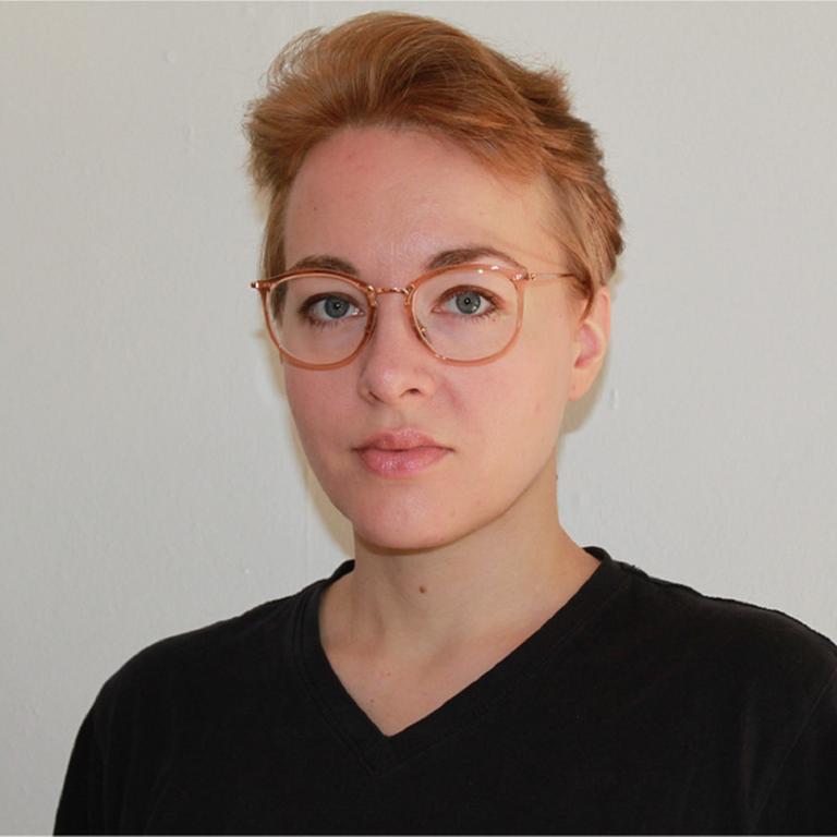 Eine Frau mit Brille blickt in die Kamera: die Kritikerin und Buchbloggerin Katharina Herrmann