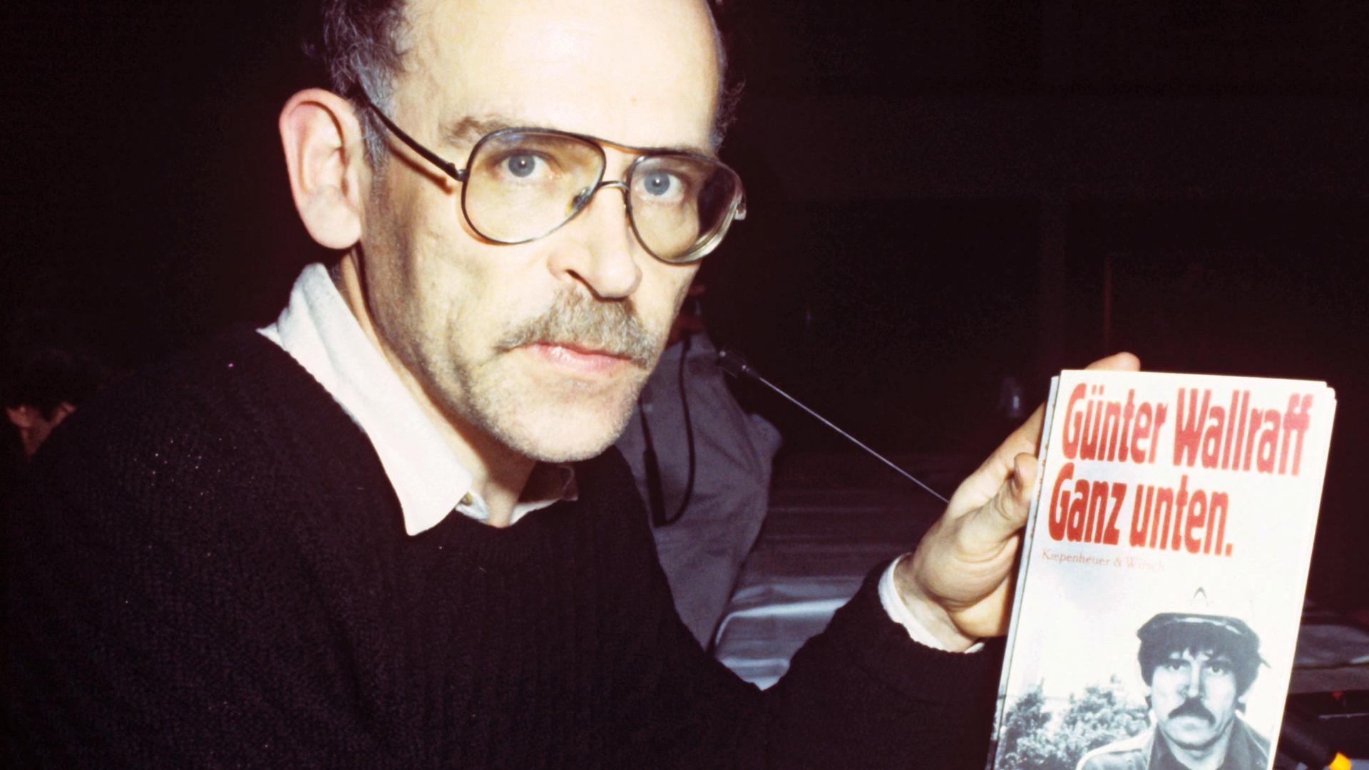Der investigative Journalist Günter Wallraff stellt im Januar 1986 sein Buch "Ganz unten" vor, das er in der Hand hält. Der investigative Journalist Günter Wallraff stellt im Januar 1986 sein Buch "Ganz unten" vor, das er in der Hand hält.