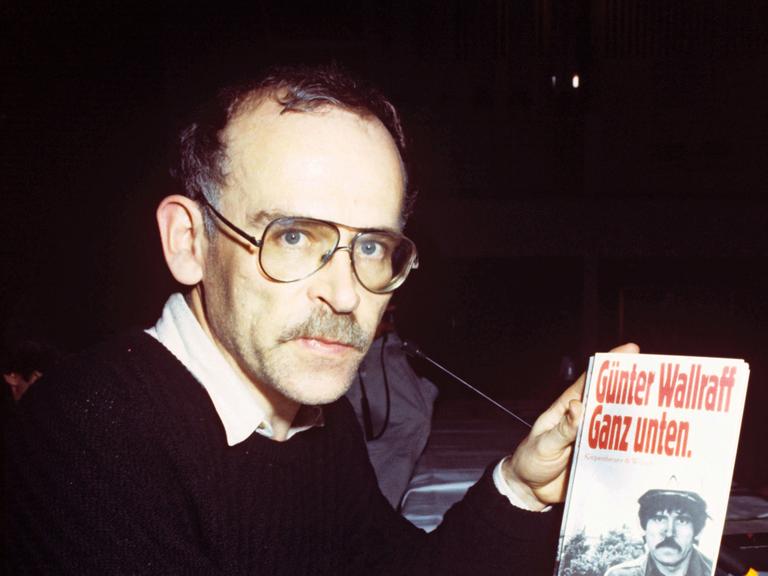 Der investigative Journalist Günter Wallraff stellt im Januar 1986 sein Buch "Ganz unten" vor, das er in der Hand hält.