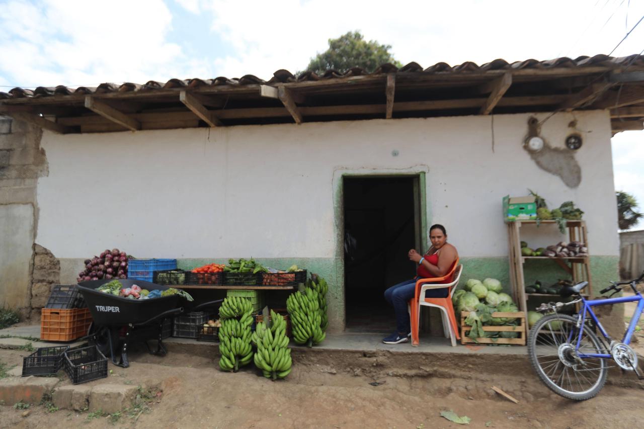 Eine Frau verkauft Lebensmittel in Las Delicias in der Gemeinde Trojes in Honduras, aufgenommen am 28. April 2021