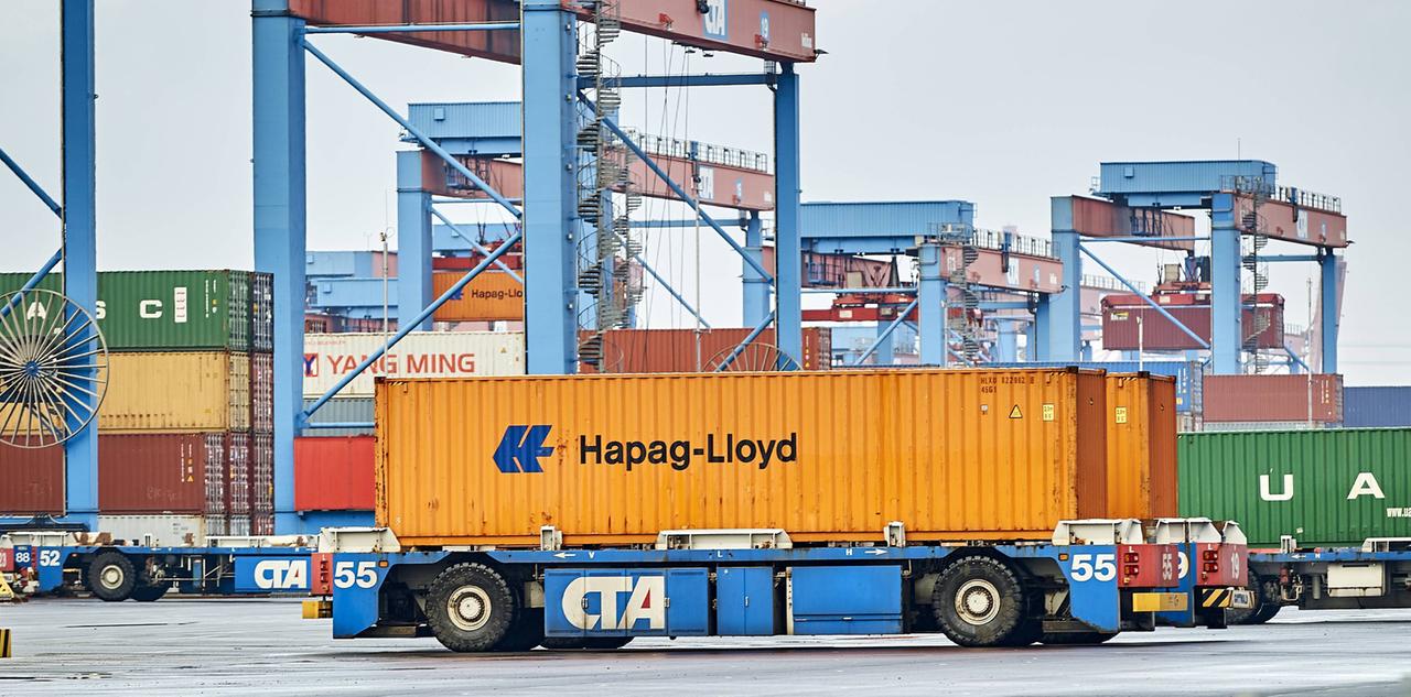 Ein Automated Guided Vehicles (AGV) mit einem Container der Reederei Hapag Lloyd. Die autonom fahrenden Transportfahrzeuge werden im CTA mit Öko-Strom betrieben und für den fahrerlosen Transport zwischen den Container-Brücken und dem Containerlager eingesetzt. Ein Automated Guided Vehicles (AGV) mit einem Container der Reederei Hapag Lloyd. Die autonom fahrenden Transportfahrzeuge werden im CTA mit Öko-Strom betrieben und für den fahrerlosen Transport zwischen den Container-Brücken und dem Containerlager eingesetzt.