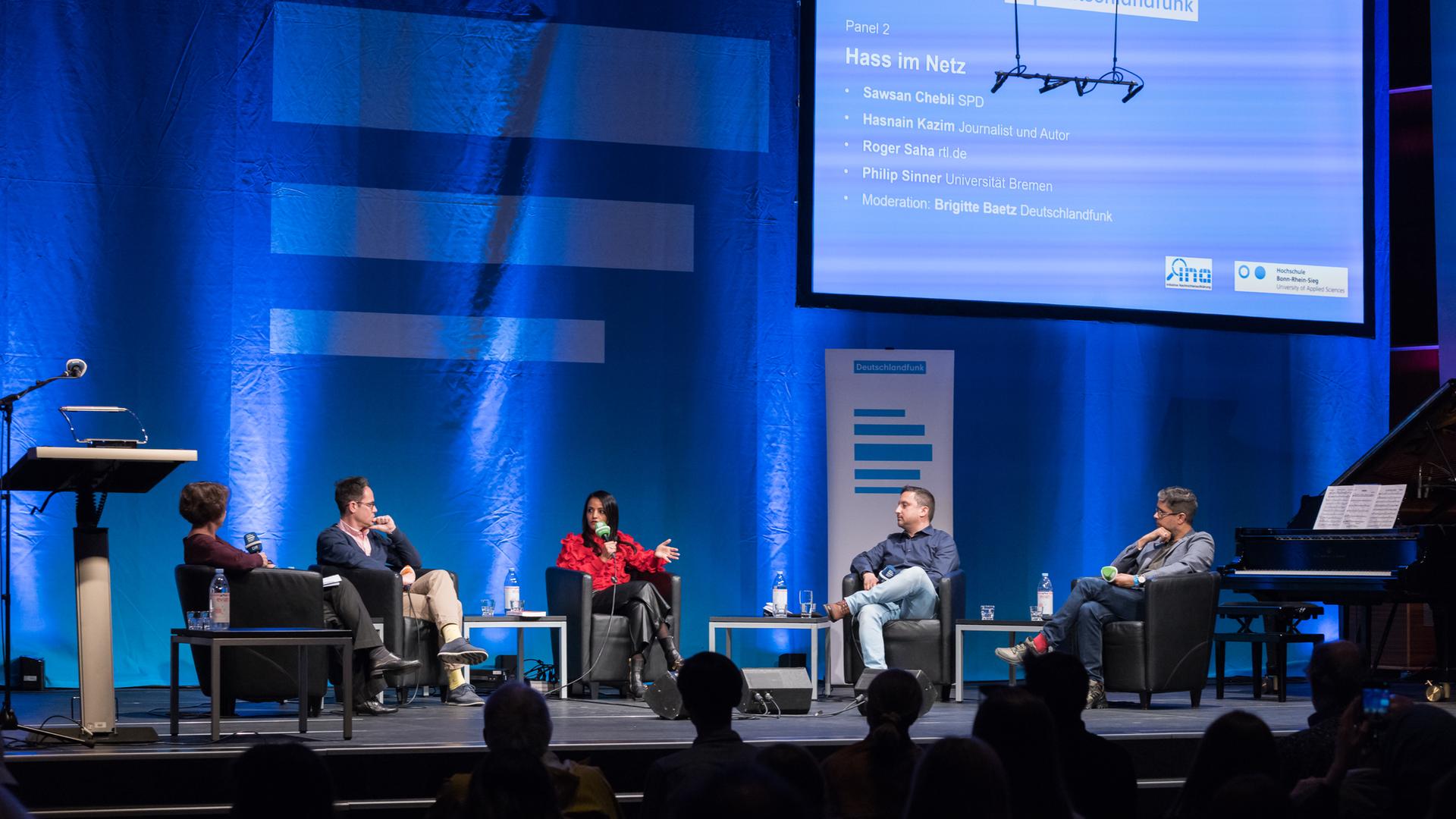 Diskussion über Hass im Netz im Rahmen des Kölner Forums für Journalismuskritik. Es diskutierten Sawsan Chebli (SPD), Hasnain Kazim (Journalist und Autor), Roger Saha (rtl.de) und Philip Sinner (Universität Bremen). Moderation: Brigitte Baetz, Deutschlandfunk Diskussion über Hass im Netz im Rahmen des Kölner Forums für Journalismuskritik. Es diskutierten Sawsan Chebli (SPD), Hasnain Kazim (Journalist und Autor), Roger Saha (rtl.de) und Philip Sinner (Universität Bremen). Moderation: Brigitte Baetz, Deutschlandfunk