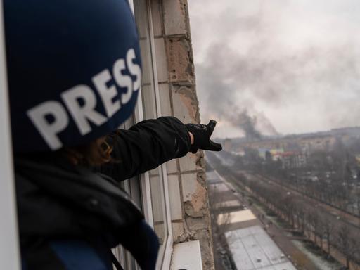 Der Pressefotograf der Agentur Associated Press, Evgeniy Maloletka, deutet auch ein brennendes Entbindungskrankenhaus in Mariupol