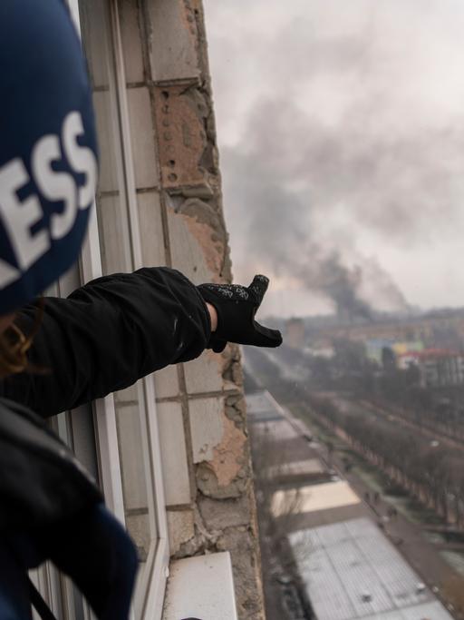Der Pressefotograf der Agentur Associated Press, Evgeniy Maloletka, deutet auch ein brennendes Entbindungskrankenhaus in Mariupol