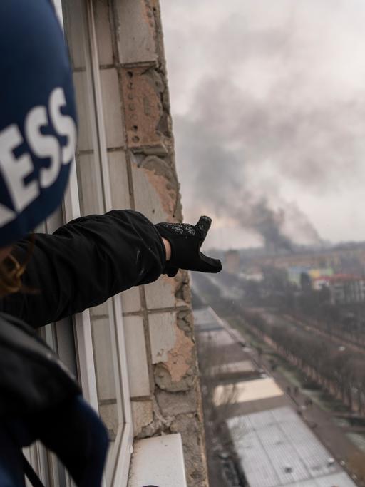Der Pressefotograf der Agentur Associated Press, Evgeniy Maloletka, deutet auf ein brennendes Entbindungskrankenhaus in Mariupol