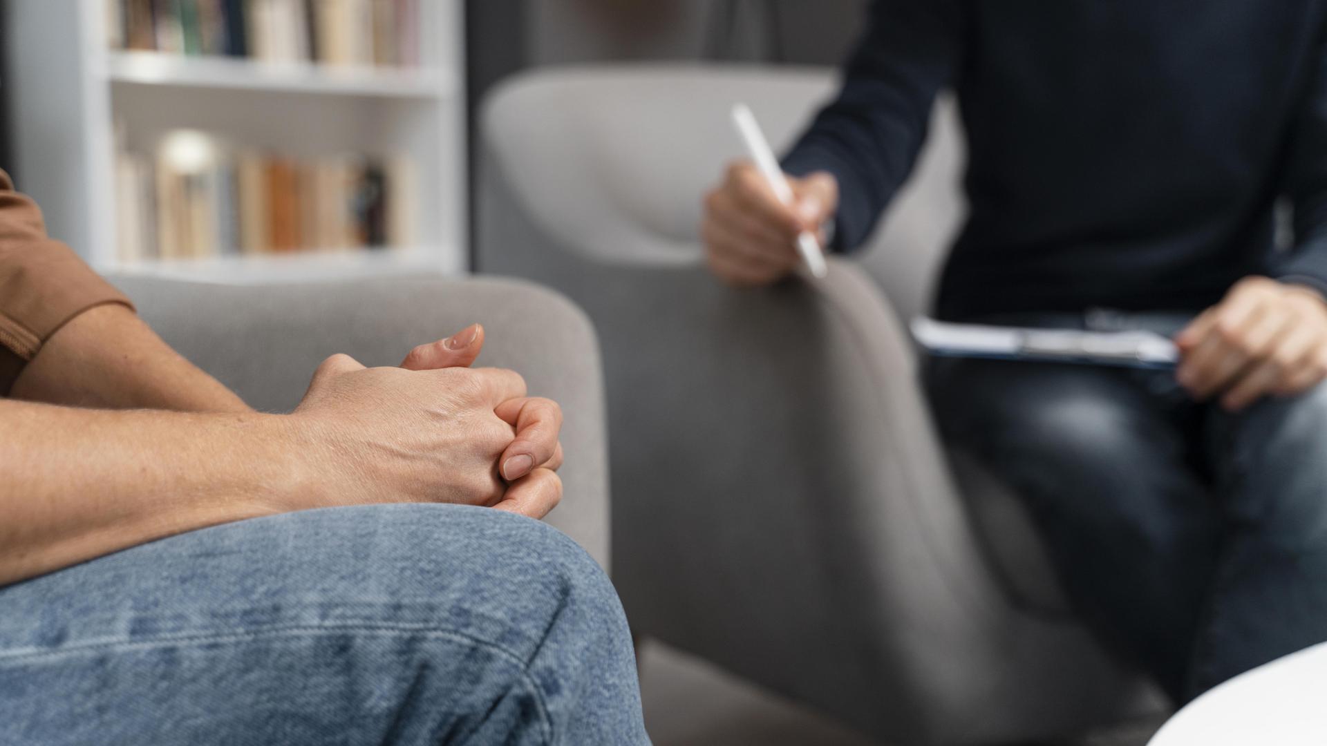 Eine psychotherapeutische Praxis mit einer anonymisierten Gesprächssituation. Eine psychotherapeutische Praxis mit einer anonymisierten Gesprächssituation.