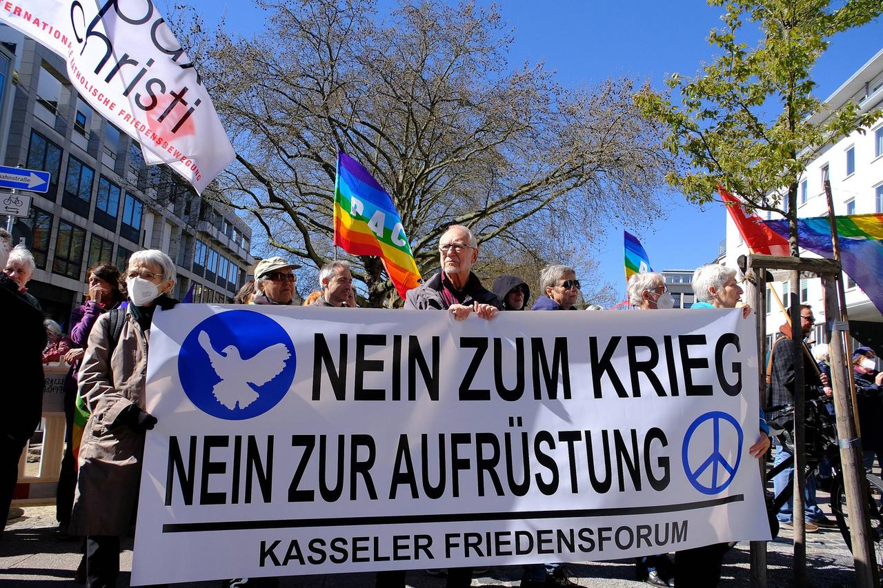 Beim Ostermarsch in Kassel ist ein Banner mit der Aufschrift "Nein zum Krieg - Nein zur Aufrüstung" zu sehen. Beim Ostermarsch in Kassel ist ein Banner mit der Aufschrift "Nein zum Krieg - Nein zur Aufrüstung" zu sehen.