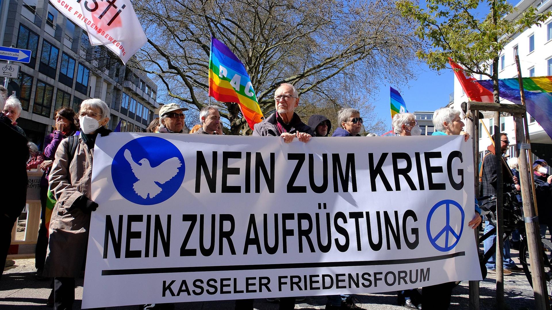 Beim Ostermarsch in Kassel ist ein Banner mit der Aufschrift "Nein zum Krieg - Nein zur Aufrüstung" zu sehen.