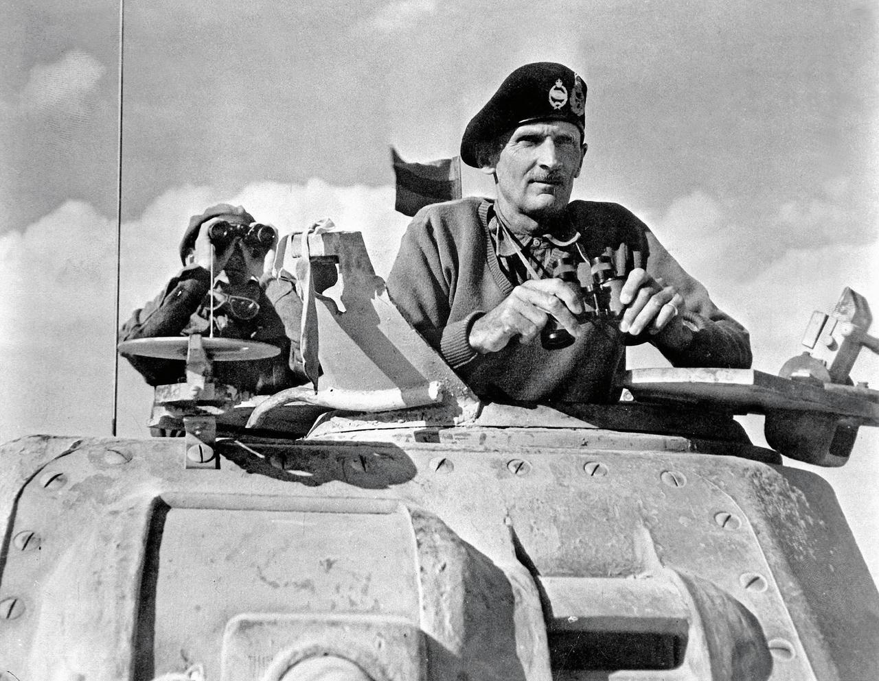 Bernard Law Montgomery: Ein älterer Mann in Uniform und Fernglas steht auf einem Panzer. Bernard Law Montgomery: Ein älterer Mann in Uniform und Fernglas steht auf einem Panzer.