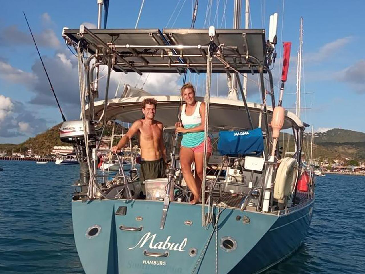 Das Aussteigerpaar auf seinem Schiff in der Karibik.