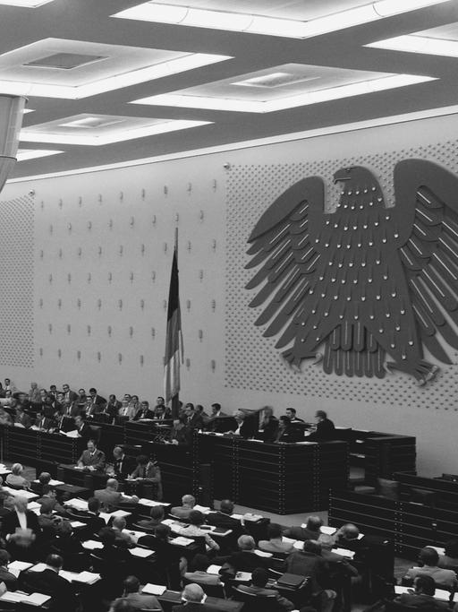 Blick in den Plenarsaal des Deutschen Bundestages in Bonn während der Debatte vom 21. Juni 1977. Es spricht der CSU-Politiker Franz Josef Strauß.