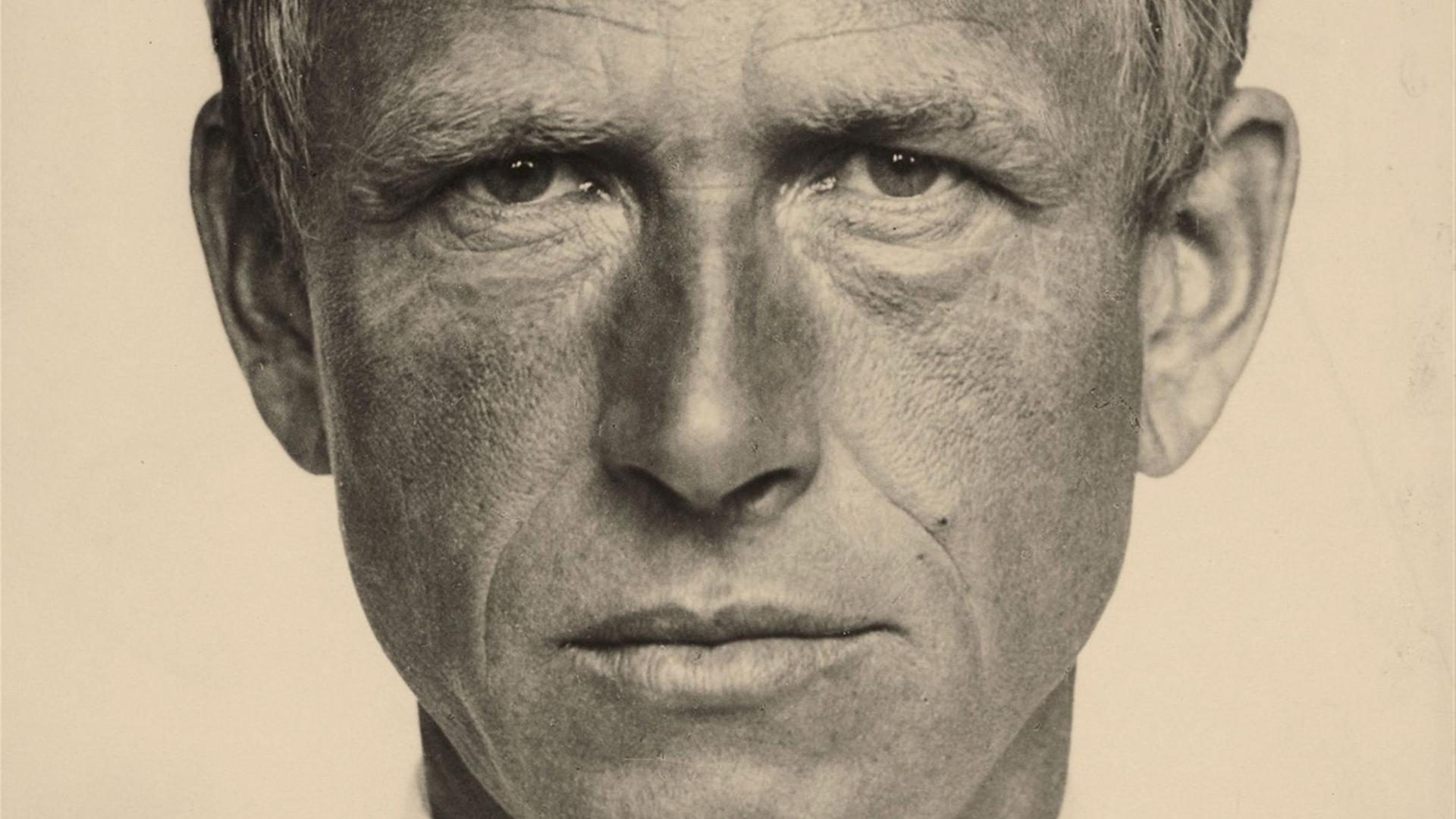 Porträt des Künstlers Otto Dix (1891-1969), Fotografie von Hugo Erfurth, ca. 1933. Porträt des Künstlers Otto Dix (1891-1969), Fotografie von Hugo Erfurth, ca. 1933.