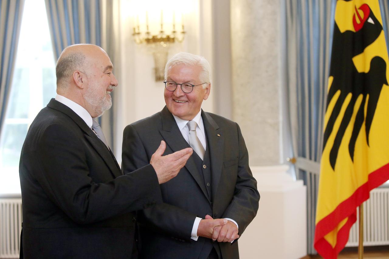 Bundespräsident Frank-Walter Steinmeier (r) empfängt im Schloss Bellevue den neuen israelischen Botschafter in Deutschland, Ron Prosor, zur Entgegennahme des Akkreditierungsschreibens.