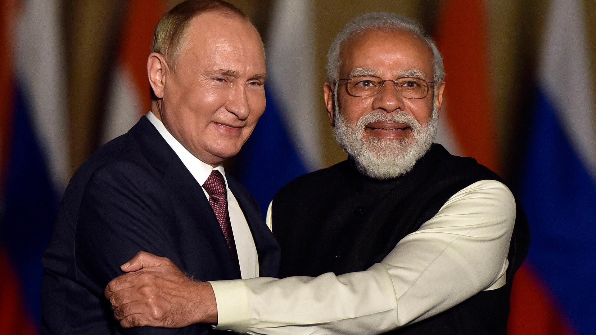 Der indische Premierminister Narendra Modi mit Vladimir Putin im Dezember 2021 in Neu Delhi. Modi umarmt Putin und hält seinen Arm fest. Der indische Premierminister Narendra Modi mit Vladimir Putin im Dezember 2021 in Neu Delhi. Modi umarmt Putin und hält seinen Arm fest.