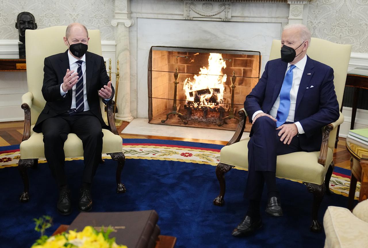 Bundeskanzler Olaf Scholz bei einem Treffen mit US-Präsident Joe Biden am 7.2.22.