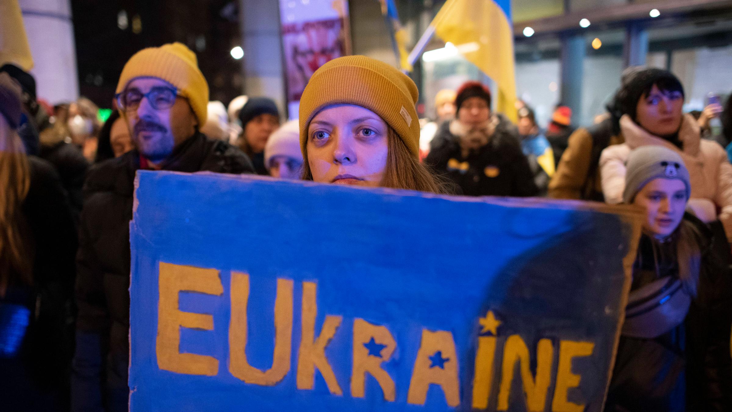 Eine Demonstrantin in Warschau hält ein Transparent mit der Aufschrift "EUkraine"