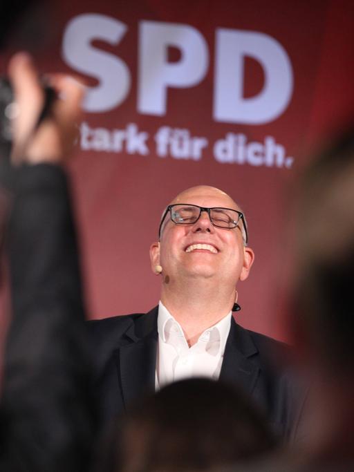 Spitzenkandidat und bisheriger Bürgermeister Andreas Bovenschulte lachelnd am Abend der Bürgerschaftswahl in der Bremer Bürgerschaft.