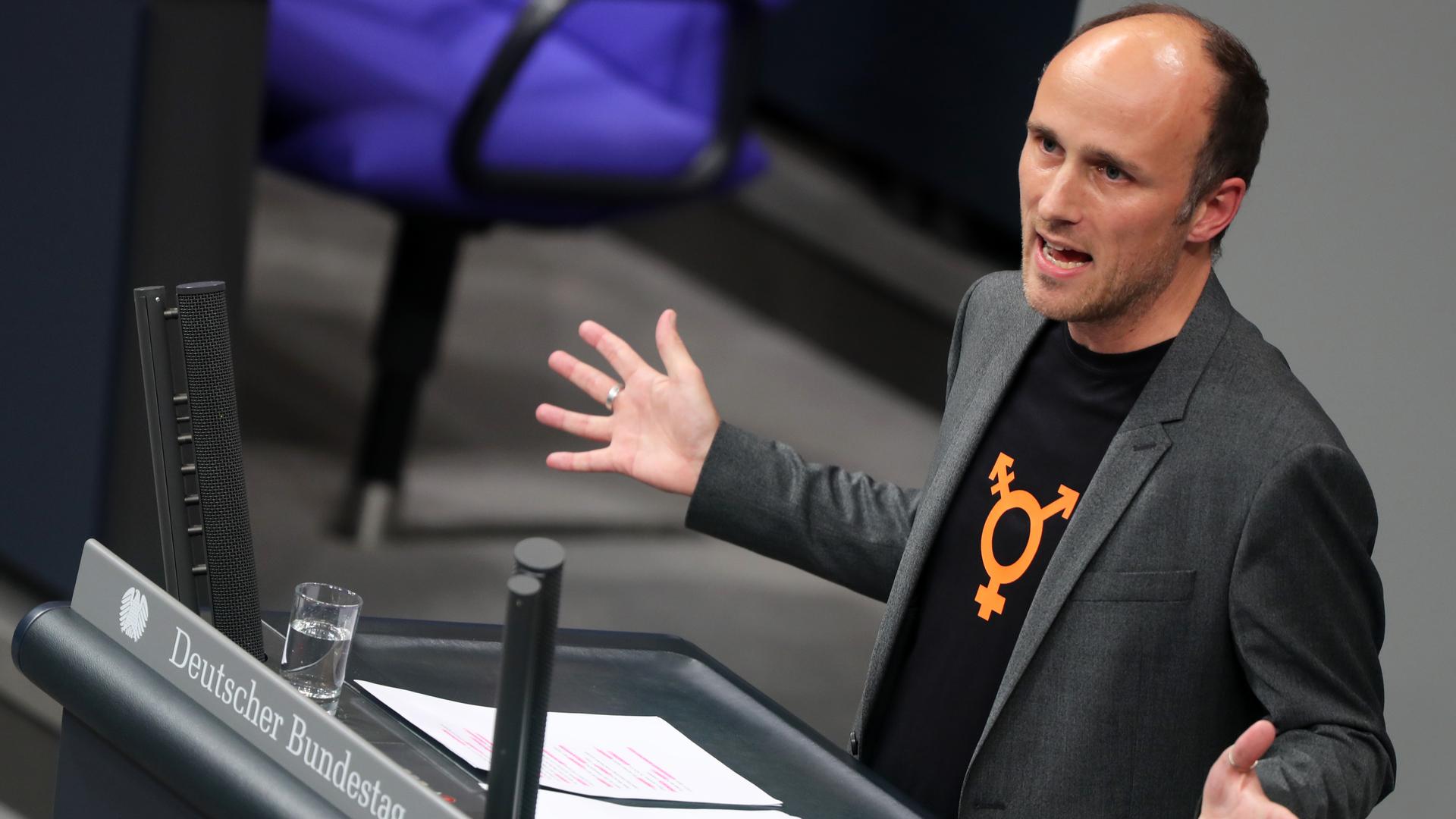 Der Grünen-Politiker Sven Lehmann steht am Rednerpult im Bundestag Der Grünen-Politiker Sven Lehmann steht am Rednerpult im Bundestag