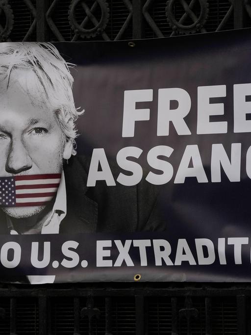 Ein Protestbanner gegen die Auslieferung von Wikileaks-Gründer Julian Assange an die USA ausserhalb der High Court in London.