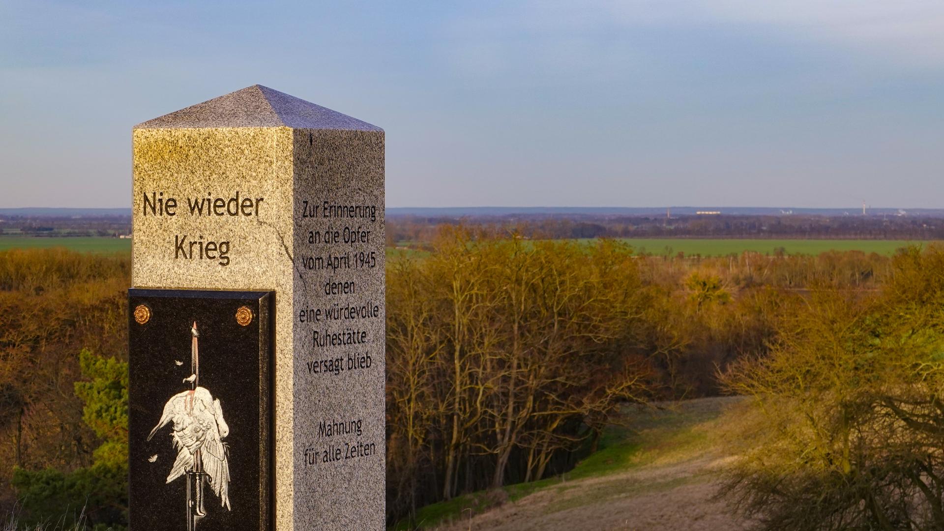 Ein Obelisk mit der Inschrift «Nie wieder Krieg - Zur Erinnerung an die Opfer vom April 1945 denen eine würdevolle Ruhestätte versagt blieb - Mahnung für alle Zeiten» steht an einem Hang zum Oderbruch nahe Seelow. Ein Obelisk mit der Inschrift «Nie wieder Krieg - Zur Erinnerung an die Opfer vom April 1945 denen eine würdevolle Ruhestätte versagt blieb - Mahnung für alle Zeiten» steht an einem Hang zum Oderbruch nahe Seelow.