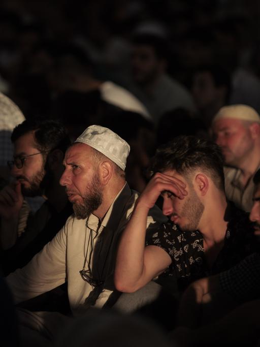 Muslime bei den Eid al-Adha Gebeten in der Fatih Mosche in Istanbul.