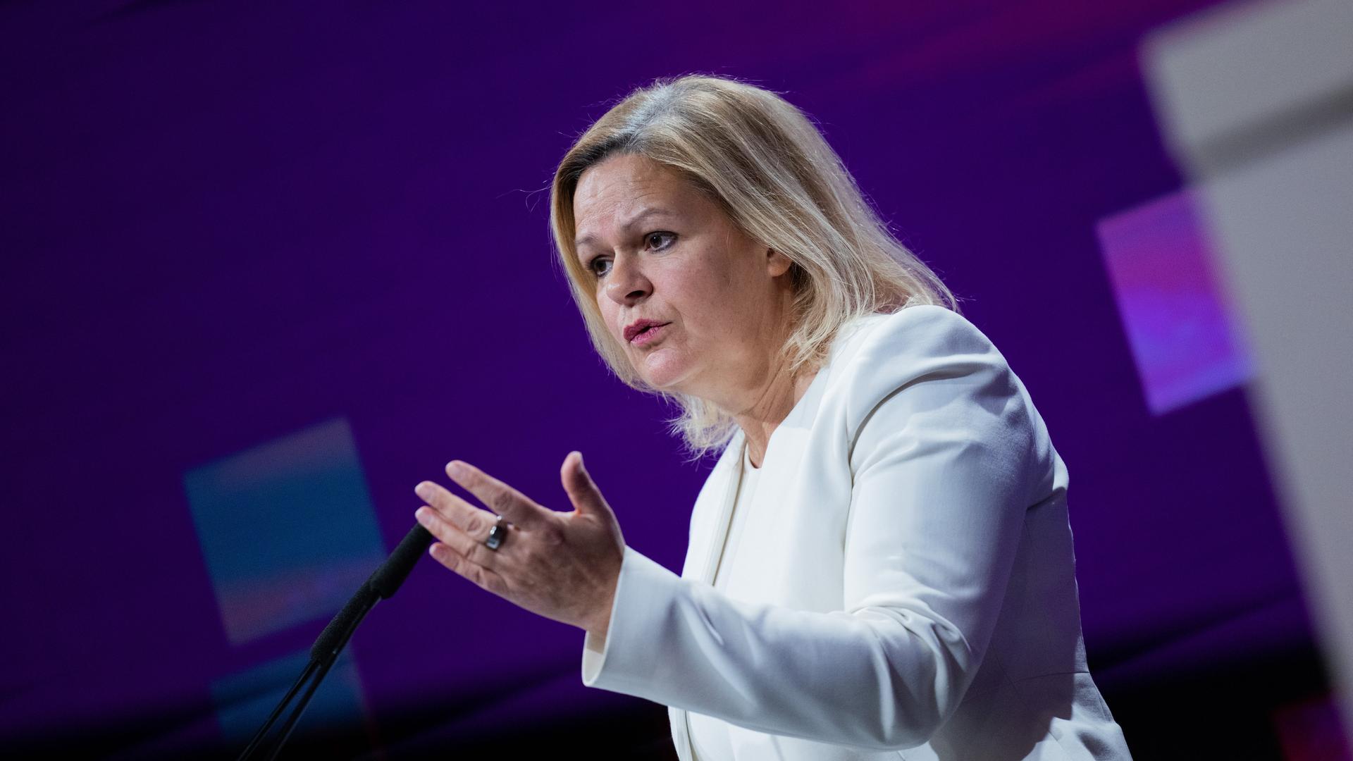 Nancy Faeser, Bundesinnenministerin, spricht in ein Mikrofon. Nancy Faeser, Bundesinnenministerin, spricht in ein Mikrofon.