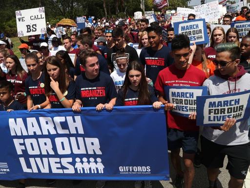 Viele junge Menschen demonstrieren, vor sich tragen sie ein Plakat mit der Aufschrift "March For Our Lives".