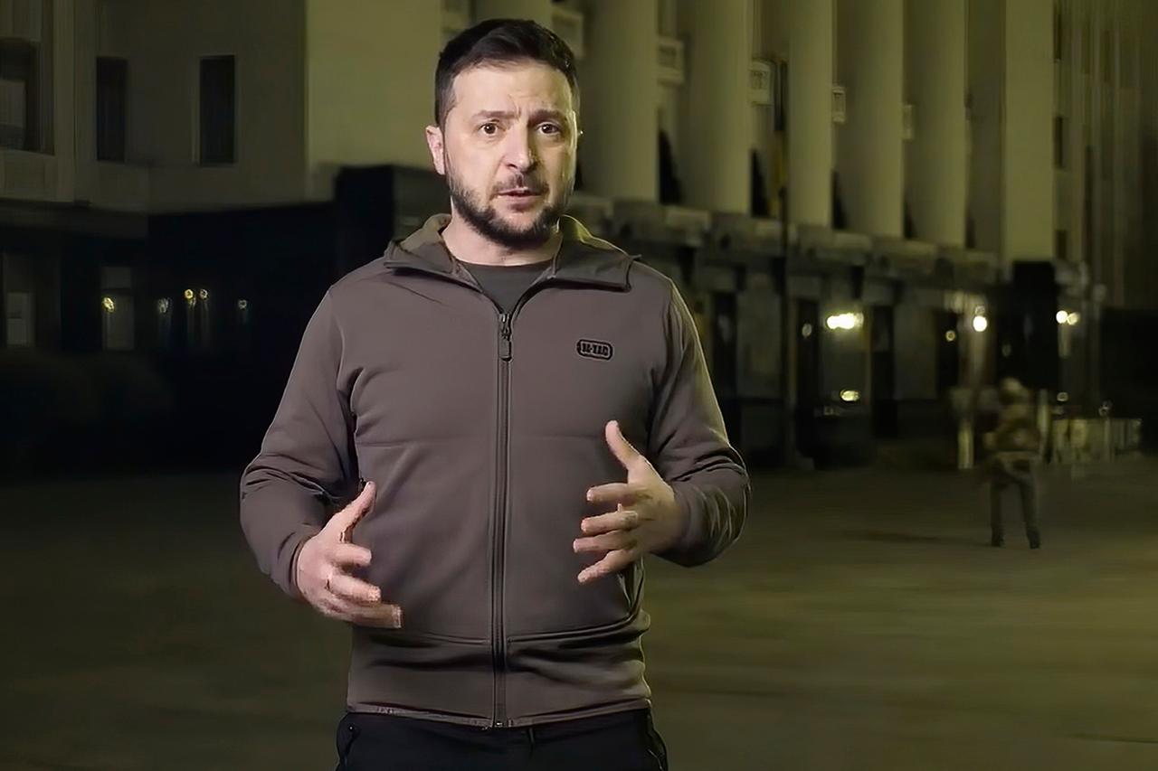 Das vom Pressebüro des ukrainischen Präsidenten zur Verfügung gestellte Videostandbild zeigt Wolodymyr Selenskyj während seiner täglichen Videobotschaft. Das vom Pressebüro des ukrainischen Präsidenten zur Verfügung gestellte Videostandbild zeigt Wolodymyr Selenskyj während seiner täglichen Videobotschaft.