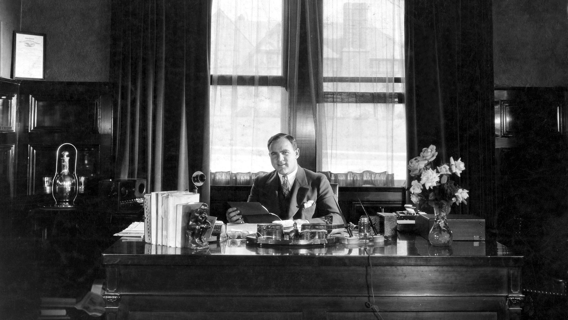 Der amerikanische Filmproduzent Hal Roach in seinem Büro Der amerikanische Filmproduzent Hal Roach in seinem Büro