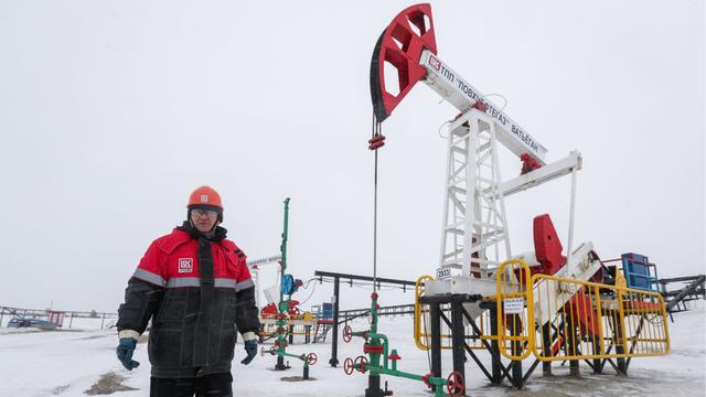 21.03.2019, Russland, Kogalym: KOGALYM, RUSSIA - MARCH 21, 2019: A worker at the Yuzhno-Yagunskoye oil field developed by Kogalymneftegaz, a subsidiary of the Lukoil-West Siberia oil and gas company. Vyacheslav Prokofyev/TASS Foto: Vyacheslav Prokofyev/TASS/dpa