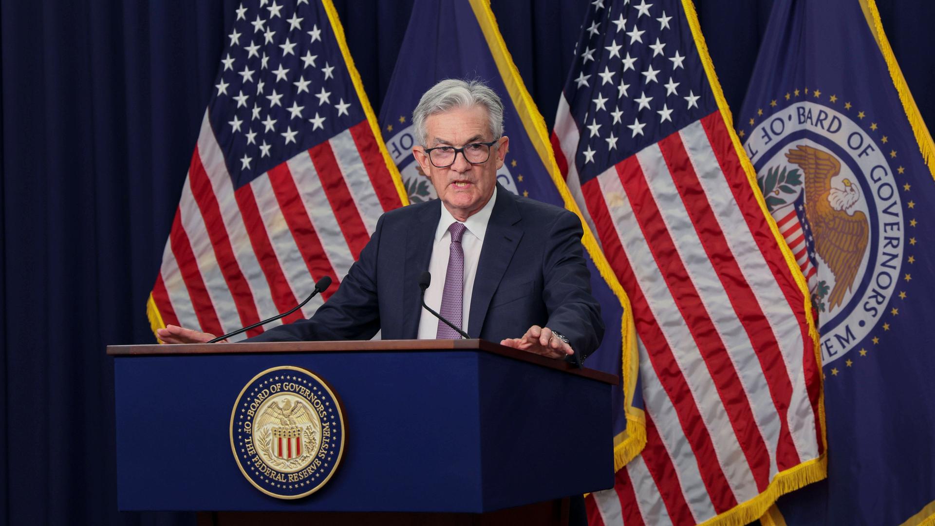 Der Chef der US-Notenbank Federal Reserve (Fed), Jerome Powell steht an einem Redepult vor amerikanischen Flaggen. Der Chef der US-Notenbank Federal Reserve (Fed), Jerome Powell steht an einem Redepult vor amerikanischen Flaggen.