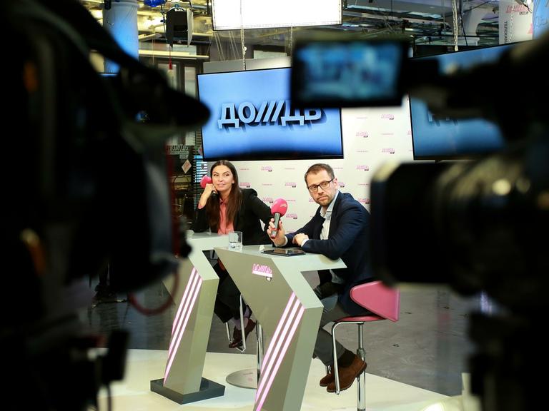 Blick in ein Studio des unabhängigen russischen Fernsehsenders Doschd.